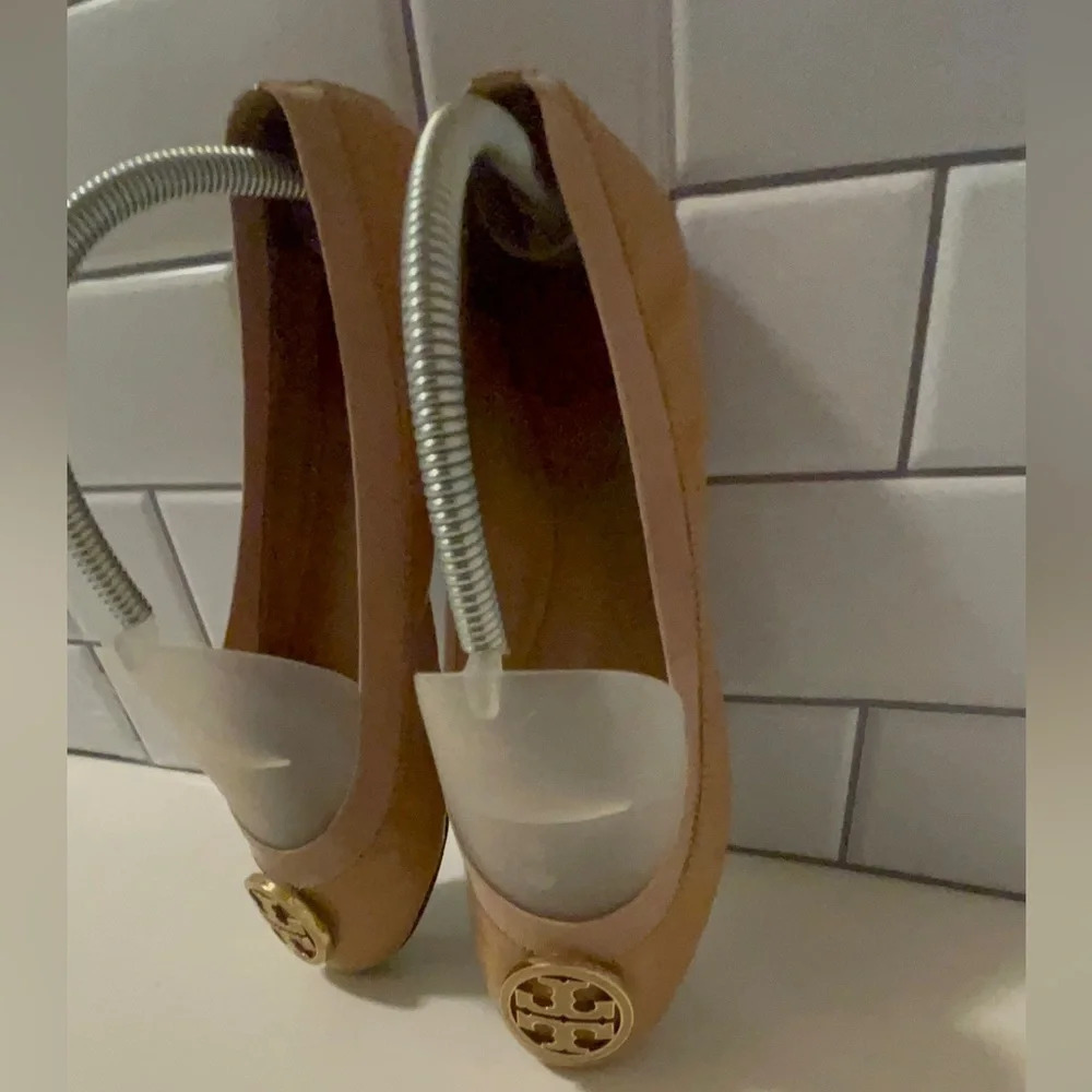 Tory burch tan color patent letter flat shoes
